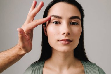 Göz kapaklarındaki fazla deriden kurtulmak için BlePharoplasty. Sarkık kaşları, sarkık göz kapaklarını ve göz torbalarını kontrol etmek için göz kapaklarını ameliyat ediyoruz.