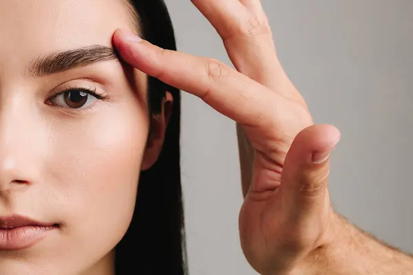 Sarkık kaşları, sarkık gözkapaklarını ve göz torbalarını kontrol etmek için göz kapakları kanaması ameliyatı. Göz kapaklarındaki fazla deriden kurtulmak için BlePharoplasty