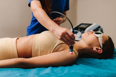 Yumuşak dokuların iyileşmesini sağlamak için düşük seviyeli lazer terapisi. Ağrı, uyuşukluk ve karıncalanma için ellerin kızılötesi tedavisi. Kan akışını ve bağışıklık sistemini geliştirmek için lazer terapisi yapıyorum.