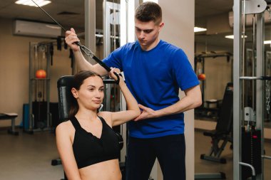 Genç kız, kol yaralanması üstüne rehabilitasyona hazırlanmak için kinezi tedavisi görüyor. Terapi jimnastiğiyle fiziksel yetersizliği ortadan kaldırmak. El hareketliliği geri yükleniyor