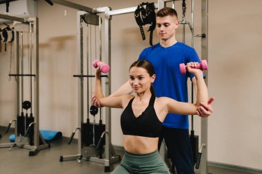 Genç kadın fiziksel performansı optimize etmek için denetimli terapi jimnastiği yapıyor. Kardiyovasküler ve akciğer sistemlerine kineziyoloji terapisi yapıyorum.