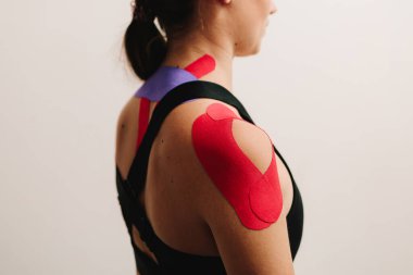 Omuz kineziyolojisi hastanın vücudunda kas kasılmaları yaratır. Tıbbi bantlar hareket üretir, duruşu iyileştirir ve eklemleri sabitlemeye yardımcı olur