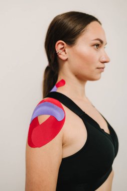 Omuz kineziyolojisi hastanın vücudunda kas kasılmaları yaratır. Tıbbi bantlar hareket üretir, duruşu iyileştirir ve eklemleri sabitlemeye yardımcı olur