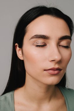 Blepharoplasty artışı. Kadın göz kapağı ameliyatı için iyi iş çıkarmış. Yüz gerdirme ameliyatına hazırlanılıyor. Göz kapaklarındaki fazla deri ve kırışıklıklar alınıyor.