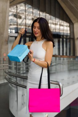 Mutlu esmer kadın Sevgililer Günü hediyelerini açacağı için heyecanlı. Partnerime beklenmedik hediyeler hazırlıyorum. Mücevherleri olan ve tatil alışverişi yapan şaşırtıcı bir kadın.