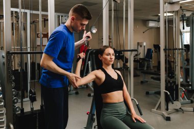 Genç kız, kol yaralanması üstüne rehabilitasyona hazırlanmak için kinezi tedavisi görüyor. Terapi jimnastiğiyle fiziksel yetersizliği ortadan kaldırmak. El hareketliliği geri yükleniyor