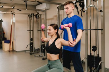 Kardiyovasküler ve akciğer sistemlerine kineziyoloji terapisi yapıyorum. Genç kadın fiziksel performansı optimize etmek için denetimli terapi jimnastiği yapıyor.