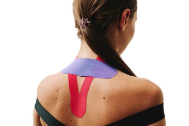 Spor sakatlığı sonrası kas uyarımını geliştirmek için kineziyoloji bandıyla sırt bandı. Genç kız şişliği azaltmak için esnek bantlarla rehabilitasyona gidiyor.