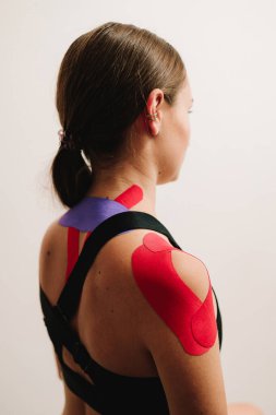 Tıbbi bantlar hareket üretir, duruşu iyileştirir ve eklemleri sabitlemeye yardımcı olur. Omuz kineziyolojisi hastanın vücudunda kas kasılmaları yaratır.