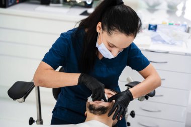 Diş kliniğinde dudak retraktörü kullanılarak stomatoloji tedavisine hazırlık. Dudak retraktörü yükleme işlemi