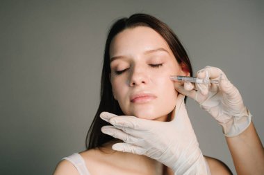 Elmacık kemiklerinin şeklini düzeltmek için yüz dolgusu yapıyorum. Estetik tıp alanında estetik cerrahi. Sürdürme tedavisi