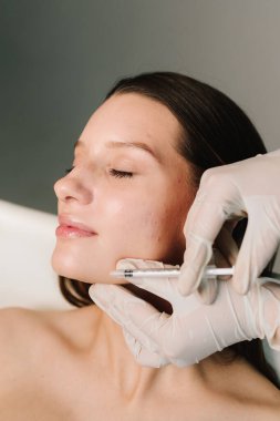 Çenenin şeklini botulinum toksin enjeksiyonuyla düzeltmek için plastik. Güzel ve elastik yüz ve çene hatları için Botulinum toksin enjeksiyonu prosedürü