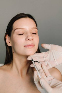 Güzel ve elastik yüz ve çene hatları için Botulinum toksin enjeksiyonu prosedürü. Çene şeklini botulinyum toksin enjeksiyonuyla düzeltmeye yarayan plastik.