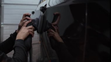 Yörüngesel cilalayıcı sürtünmeli araba cilası çizikleri silmek için. 4k video. Otomobil servisi çalışanı araba için son cilalamayı yapıyor.