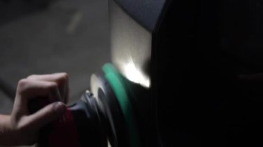 Yörünge cilasıyla cilalanan sert balmumu araba yakın plan çizikleri silmek için. Otomatik servisin detaylandırılmasında 4k video çalışma süreci.