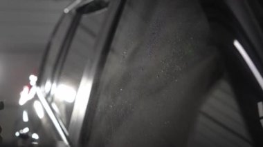 Garaj 4K videosundaki araba temizleme prosedürü. Arabada cam silici mikrofiber bez var..