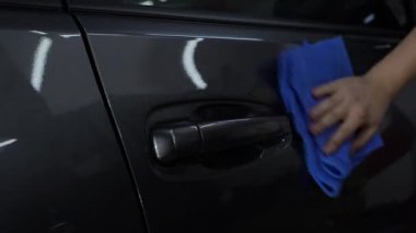 Araba temizleme - mikro fiber kumaş 4K video kullanarak araba cilalama. Cesedi havluyla silmek. Profesyonel araba temizliği.