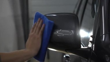 Araba temizleme - mikro fiber kumaş 4K video kullanarak araba cilalama. Cesedi havluyla silmek. Profesyonel araba temizliği.