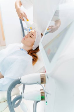 IPL güzellik uzmanları tarafından pigmentasyon tedavisi görüyor. Tıp merkezinde ultrason lazer yüz pigmentasyonu tedavisi. Cilt pigmentasyonundan sonra bakım