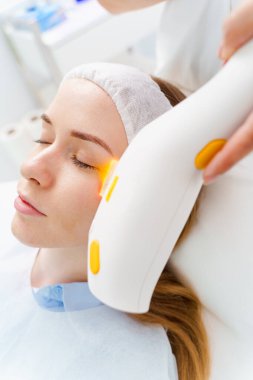 Tıp merkezinde ultrason lazer yüz pigmentasyonu tedavisi. IPL güzellik uzmanları tarafından pigmentasyon tedavisi görüyor. Cilt pigmentasyonundan sonra bakım