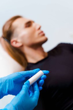 Dudak büyütme ameliyatından sonra dudak kremi sürüyorum. Dudak nemlendirici, güzellik kliniğinde bakım enjeksiyonu prosedürü. Güzellik salonunda erkek kozmetolojisi