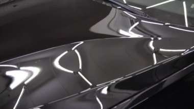 Aracı cilalamak ve cilalamak için gereken işlemleri yapmadan önce ceset arabası. Temizlikçi, temizlik servisinde mikrofiber ve deterjan ile otomobili yıkamadan önce araba hazırlıyor..