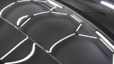 Aracı cilalamak ve cilalamak için gereken işlemleri yapmadan önce ceset arabası. Temizlikçi, temizlik servisinde mikrofiber ve deterjan ile otomobili yıkamadan önce araba hazırlıyor..