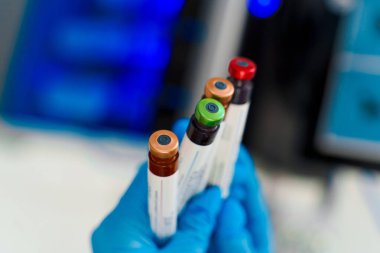 Güzellik merkezinde yüz tedavileri için destek iğneleri. Kozmetik tedavisine destek ürünlerinin hazırlanması. Yüz bakımı için destek iğneleri kullanılıyor.