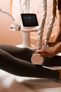 Güzellik salonundaki lenfatik drenajla vücudun şeklini düzeltiyorum. Lenfatik masajla insanın bacaklarının şeklini düzeltiyorum. Rahatlamak ve güçlü olmak için baldır masajı