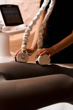 Lenfatik masajla insanın bacaklarının şeklini düzeltiyorum. Rahatlamak ve güçlü olmak için baldır masajı. Güzellik salonundaki lenfatik drenajla vücudun şeklini düzeltiyorum.