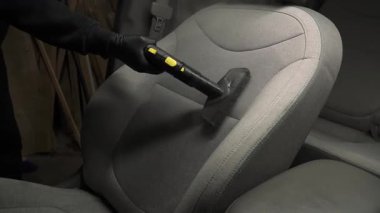Servis videosunda araç koltuklarının sıcak hava temizliği 4K. Araba koltuğunu tozdan ve pislikten temizlemek ve dezenfekte etmek için elle detaylı prosedür.