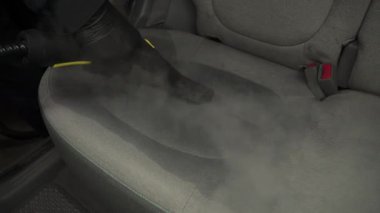 Buharlı araba koltuklarının detaylı 4K videosu. Buharla buharla arabadaki koltukları buharla buharla buharla temizleyip otomobili temizliyorum..