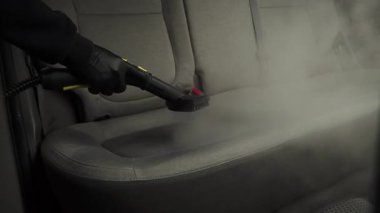 Buharlı araba koltuklarının detaylı 4K videosu. Buharla buharla arabadaki koltukları buharla buharla buharla temizleyip otomobili temizliyorum..