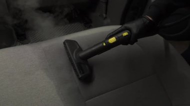 Buharlı araba koltuklarının detaylı 4K videosu. Buharla buharla arabadaki koltukları buharla buharla buharla temizleyip otomobili temizliyorum..