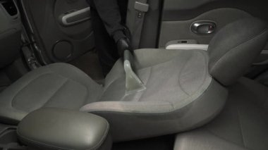 Tekstil araba koltuğu, çıkarma suyu ve kuru temizleme makinesi 4K video deterjanı. Kuru temizleme, kuru temizleme makinesiyle araba koltuğundan toprak ve tozu kaldırıyor..