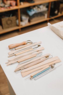 Çömlekçilik atölyesindeki el işi heykel aletleri. Küf seramikleri için çömlek vitesleri