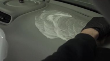 İşlem 4k videosu detaylandırılıyor. Aracın içindeki 4K video fırçasıyla deterjanı karalamak. Araç içinin temiz unsurlarını temizleme işçisiName.