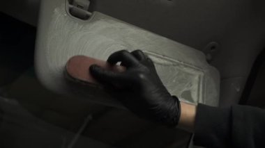 İşlem 4k videosu detaylandırılıyor. Aracın içindeki 4K video fırçasıyla deterjanı karalamak. Araç içinin temiz unsurlarını temizleme işçisiName.