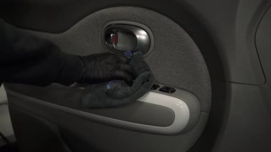 İşlem 4k videosu detaylandırılıyor. İşçi, arabanın içini kurulama işlemi sırasında mikro fiber bez kullanarak arabaları temizler..