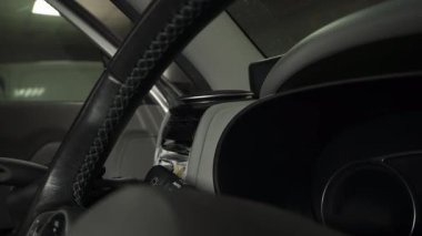 4K videosunda fırça ve klima sistemi deterjanı kullanarak temizlik. Otomobil servisinin temizleme elemanlarının temizlenmesi işçisi.