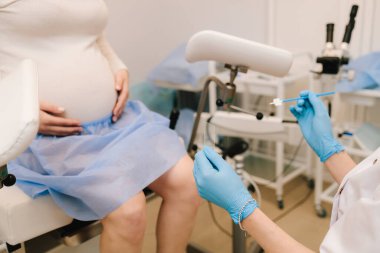 Jinekolog klinikte cinsel yolla bulaşan hastalık için vajina örneği test ediyor. Jinekolog hamile bir hastaya iftira atar.