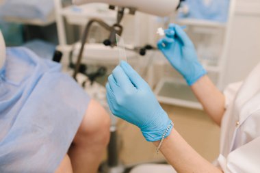 Jinekolog konsolosluk yapar ve hamilelik merkezindeki PAP için leke analizi yapar. Jinekoloji danışmanlığı