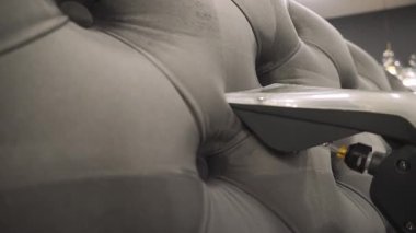 Kanepe ve yastıkları kuru temizleme sökücü videosuyla toz ve kirden arındırıyorum. Toz ve kir çıkarmak, döşemeleri temizlemek için sökücü kullanarak koltuktan lekeleri çıkarmak..