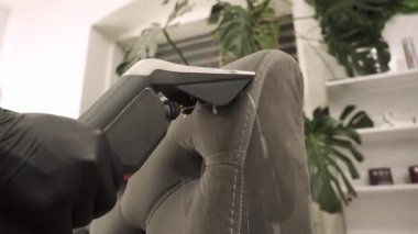 Kanepe ve yastıkları kuru temizleme sökücü videosuyla toz ve kirden arındırıyorum. Toz ve kir çıkarmak, döşemeleri temizlemek için sökücü kullanarak koltuktan lekeleri çıkarmak..