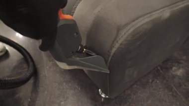 Kanepe ve yastıkları kuru temizleme sökücü videosuyla toz ve kirden arındırıyorum. Toz ve kir çıkarmak, döşemeleri temizlemek için sökücü kullanarak koltuktan lekeleri çıkarmak..