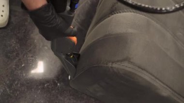 Kanepe ve yastıkları kuru temizleme sökücü videosuyla toz ve kirden arındırıyorum. Toz ve kir çıkarmak, döşemeleri temizlemek için sökücü kullanarak koltuktan lekeleri çıkarmak..