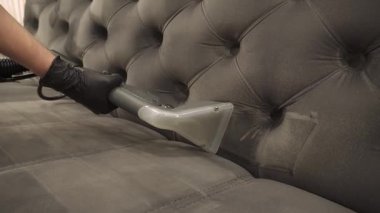 Kanepe ve yastıkları kuru temizleme sökücü videosuyla toz ve kirden arındırıyorum. Toz ve kir çıkarmak, döşemeleri temizlemek için sökücü kullanarak koltuktan lekeleri çıkarmak..