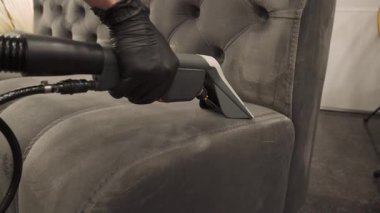 Ekstraktör temizliği 4K videosundaki koltuğun tozunu alıyor. Döşeme mobilyalarının liflerini sökücüyle kuru temizleme..