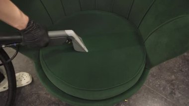 Kuru temizleme mobilya döşemesi için elektrikli süpürge sökücü makinesiyle koltuk temizleme videosu. Temizlikçi kuru temizleme makinesiyle koltuktan toprak çıkarıyor..