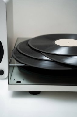 Modern pikabın ve vinil plakların yakın çekimi. Hi-Fi sesli vinil kartuşlar
